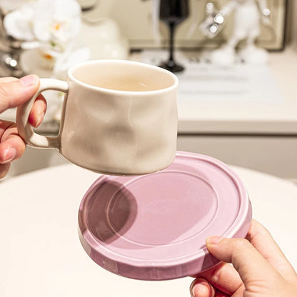 Tasse à café en céramique et soucoupe